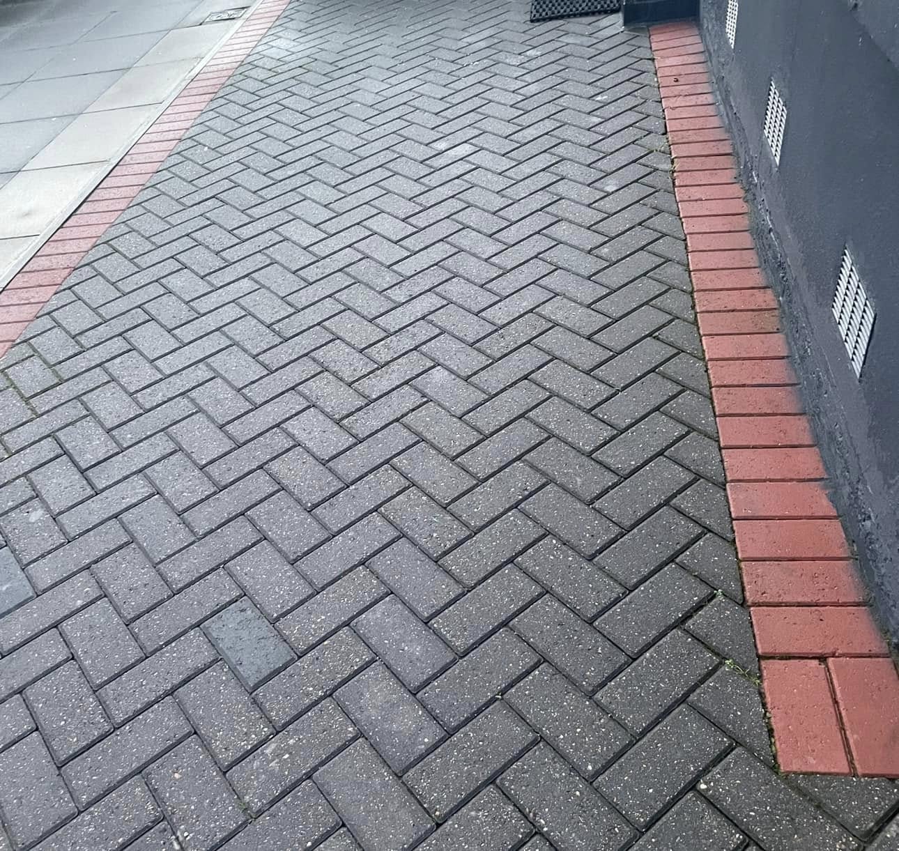 Block paving driveway with red border